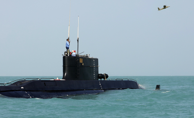 美军航母压境，伊朗“死士”潜艇紧急出动，能否突破美军阻拦？