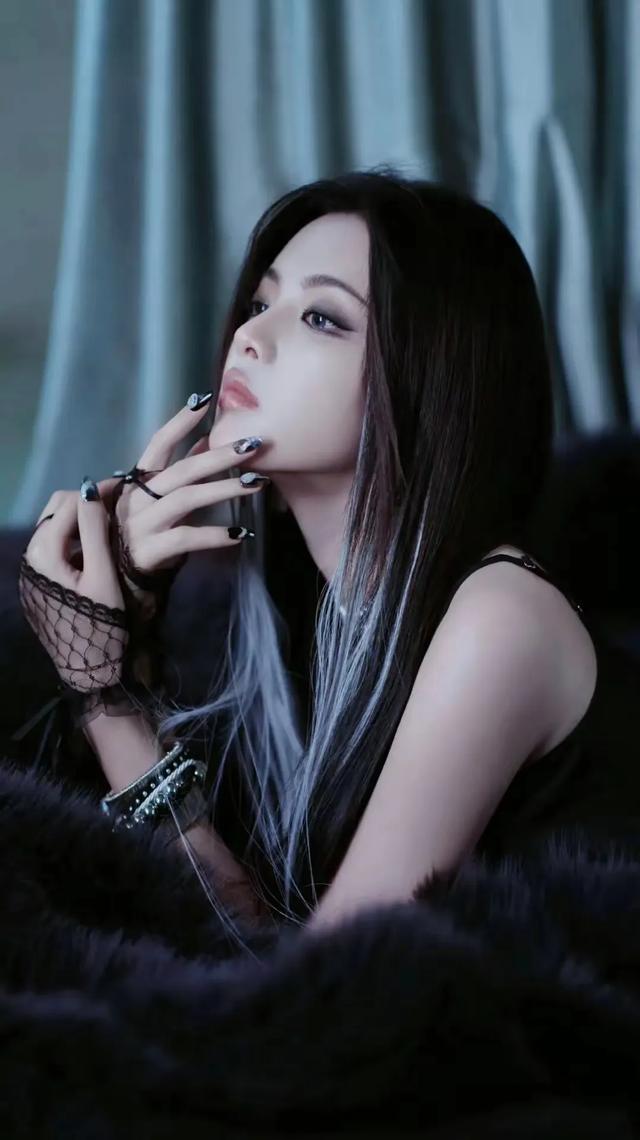 杨超越：美的也太别致了吧！忍不住多看几眼：写真欣赏