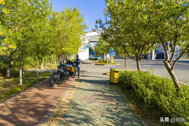 新疆有个四A景区免费对外开放，来头也不小，可惜禁止摩托车入内