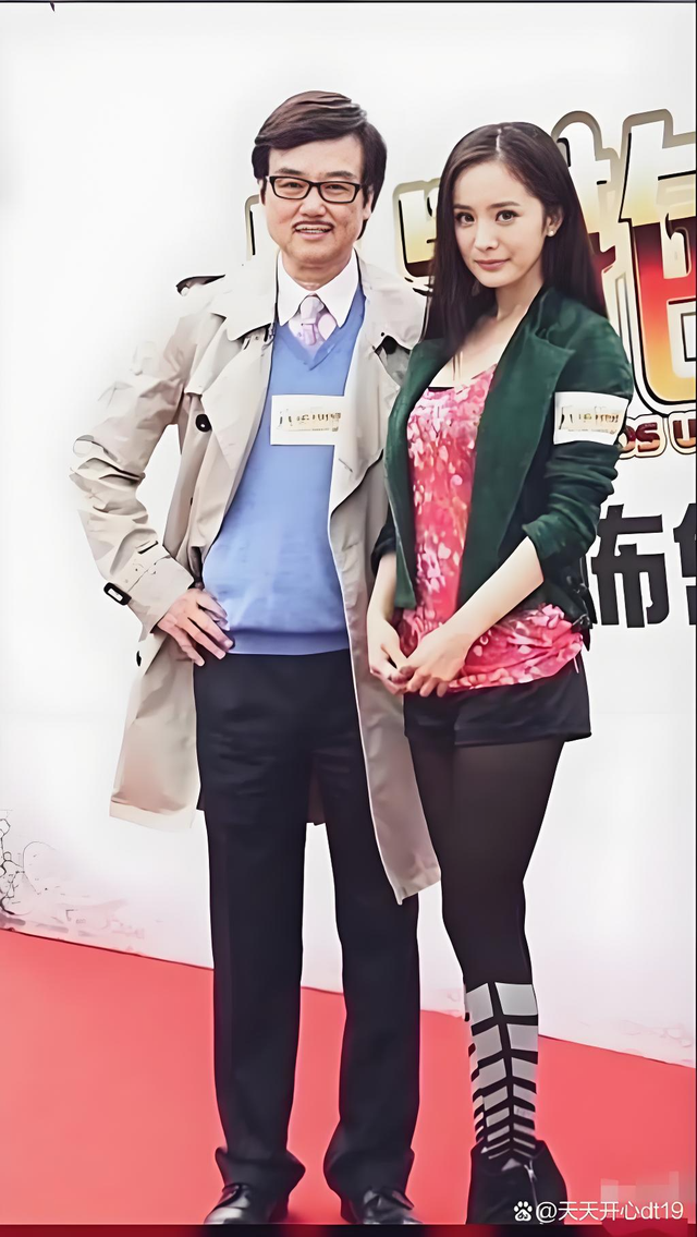 杨幂baby旧照曝光！万万没想到，女明星私下里陪大佬吃饭都是素颜