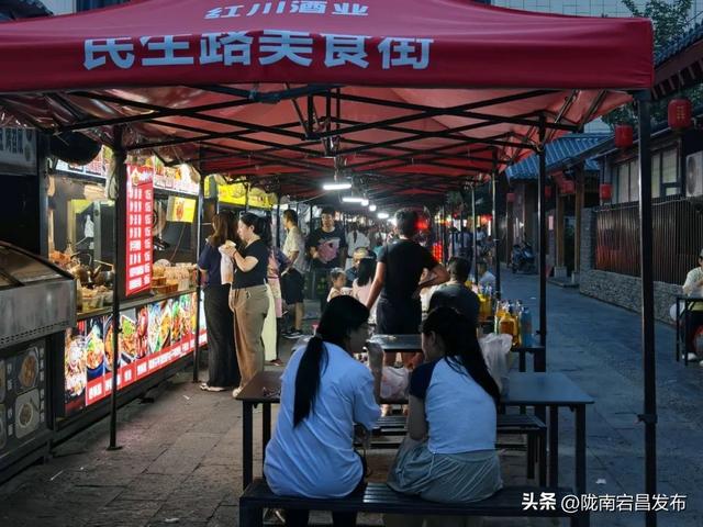 避暑胜地·康养宕昌｜夜逛宕昌：从舌尖到脚尖，游客乐不停