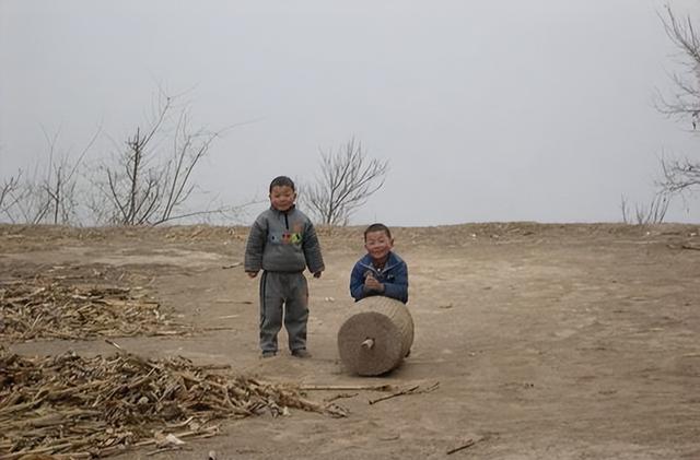 相由心生！河南发小案宣判后，崔某夫妻合照被扒，妻子将面临追责