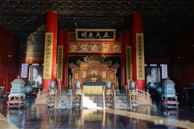 冬至故宫金光重现，游客疯拍匾额，古建暗藏皇权密码