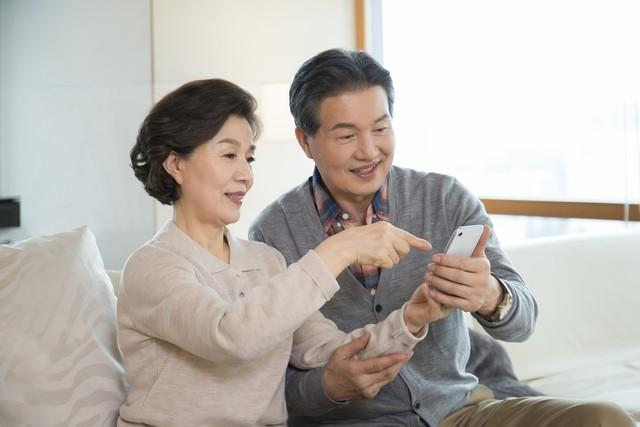 中老年人用手机，必学这5个实用功能，缴水电费、视频聊天全搞定