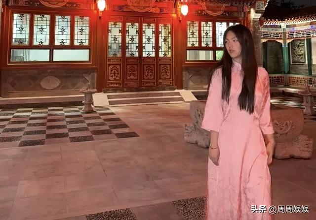 王诗龄大半夜晒北京小院，穿旗袍拍照面无表情，上演中式恐怖