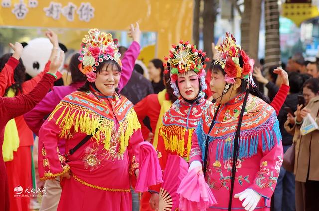 【图看黄金大道】金色长廊映秦州，天水“黄金大道”引客来！