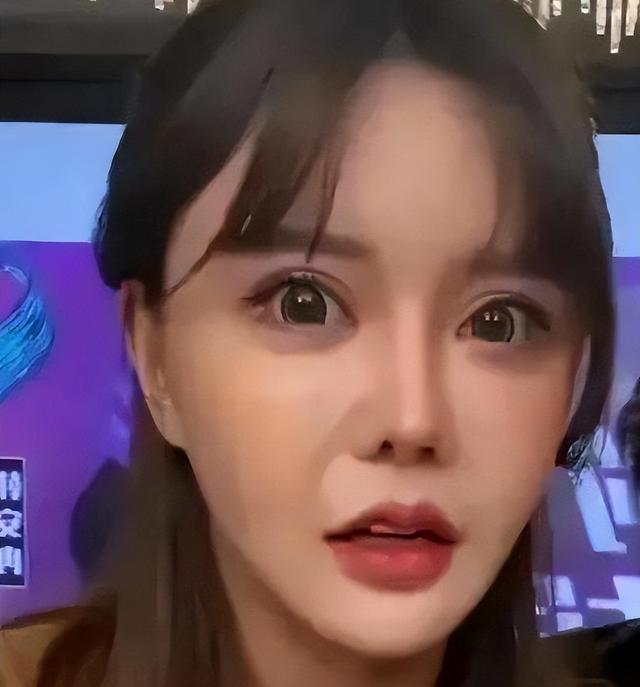 四婚三离、未婚先孕，手撕亲妈，整容33次，26岁的她咋疯成这样?