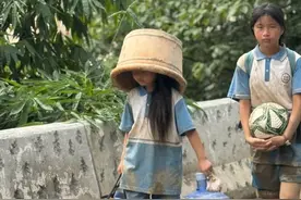 “村超”发源地贵州榕江遭50年一遇洪水，女孩回应手抱足球撤离：捡来的，技术菜，想带回去练练图片