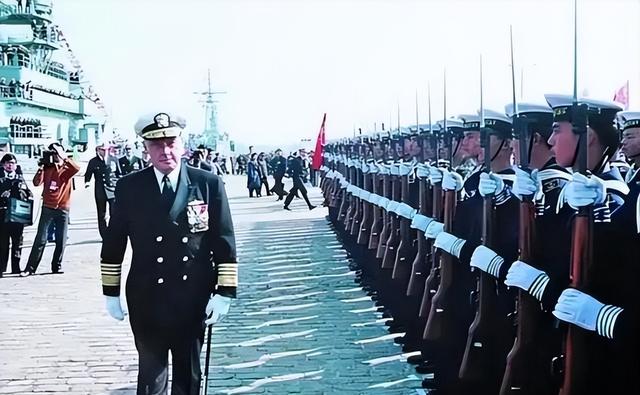 首次访华就不尊重我国？中国当场撤走仪仗队：摆正态度再来吧！