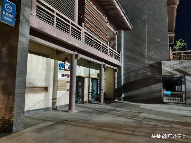 华清宫外的夜色，是文旅的尴尬，居民的闲娱，游客的懵逼