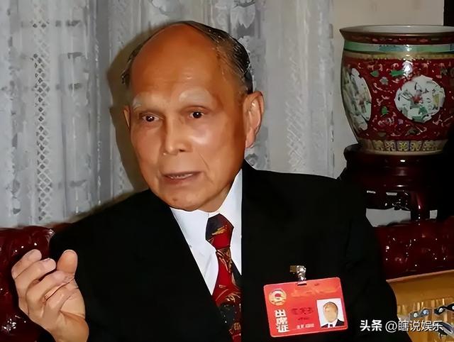霍英东家规森严：二房三房太太貌美得宠，都生了儿子却从不争家产