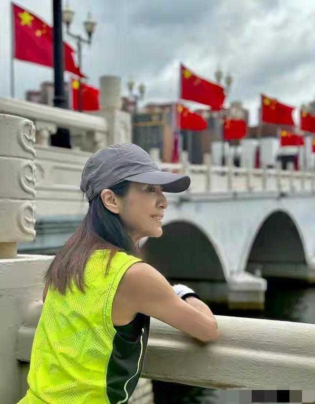 70岁米雪好自律啊，每天坚持跑步，比同龄人赵雅芝更年轻，健康