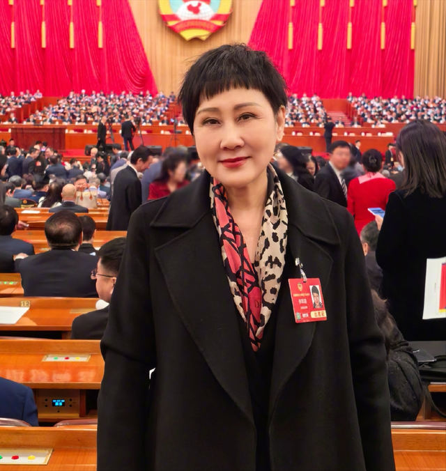 没想到，63岁张凯丽，因九三阅兵上的一个动作，再次实现口碑暴增