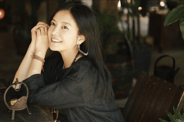 胃癌传闻真相大白半年	，49岁赵薇再迎坏消息，连累的何止闺蜜李湘