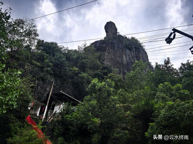 川陕交界的210国道上，有唯一的一段单行线，藏着蜀道上两个秘密