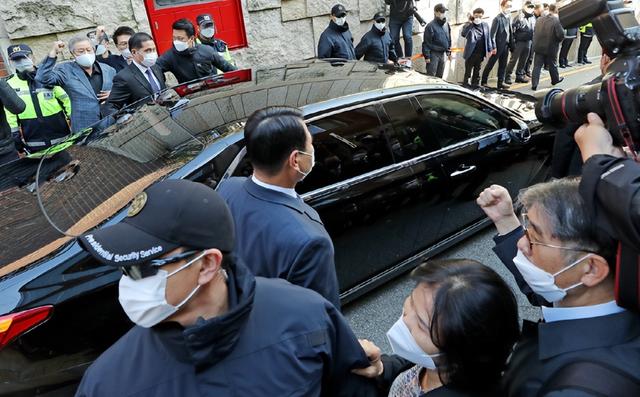 尹锡悦拒捕不顾颜面，不穿外衣在地上撒泼打滚，狱警拉都拉不走