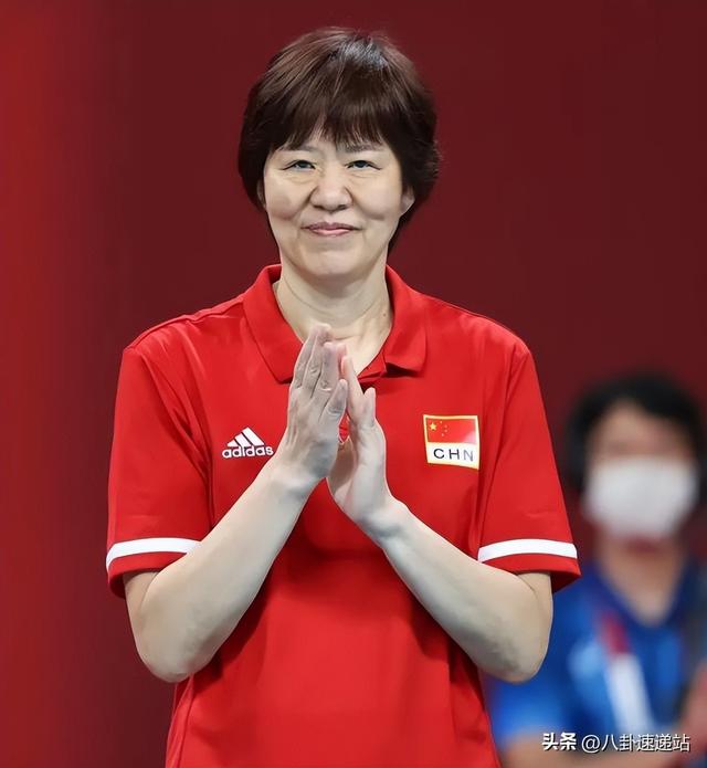 退休四年，65岁郎平再破“天花板”，重回女排传闻终于真相大白