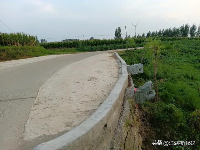 邓州有一座十一孔，明清石板桥，由都御使回乡修建，至今仍然通行