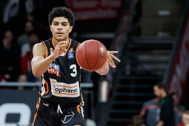 力压东契奇，17岁勇夺MVP，却无法适应NBA，沦为训练营合同！