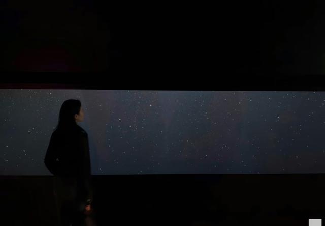 刘亦菲又出新图，穿牛仔裤大长腿抢镜，手上戴鸽子蛋大的钻戒