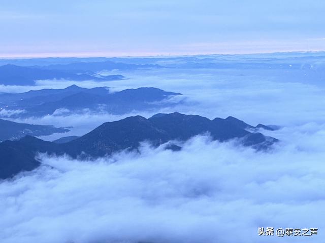雨后泰山云海翻涌如仙境