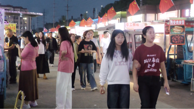 “双节”夜汇东大 文艺+科技激活消费热