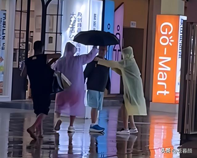 有钱有什么用？68岁赵本山近况曝光，三人打伞伺候，女儿是心头病