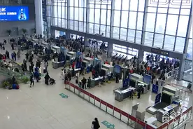 假期首日 铁路迎来客流高峰 公路车流平稳图片