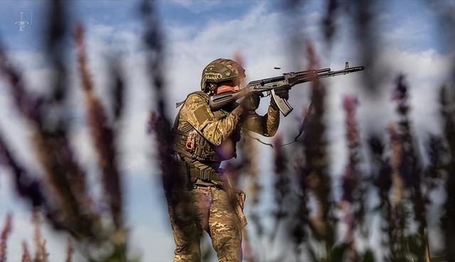 普京这次不怕北约开战了，俄传来最新情报：英国已经阵亡1000多人