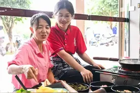 扁担女孩工作的油茶店曝光，因为刘燕的加入，客流量倍增图片