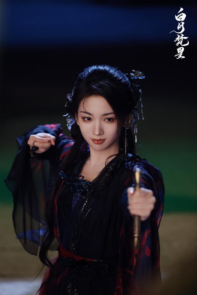 拦腰抱、湿身吻，《暗河传》2搭的他俩，贡献了全剧最大尺度