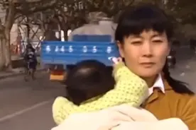 下乡女知青为回上海抛弃女儿，38年后母女团聚，女儿一句话她泪崩图片