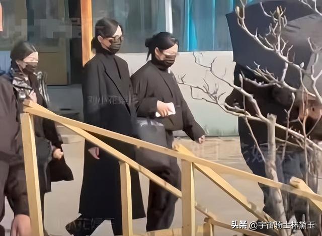 罗晋父亲葬礼现场曝光，罗晋抱遗照神情哀伤，唐嫣在身后全程陪伴