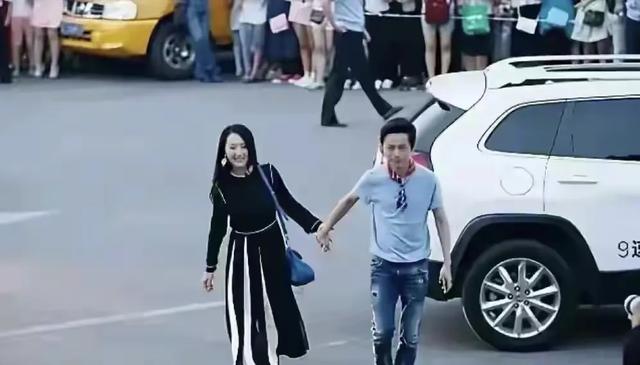 51岁的何炅，牵手54岁的杨钰莹，年过半百的俩人，画面温馨