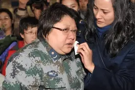 母亲离世10天，韩红首次现身状态“亢奋”，令人意外的事情发生了图片