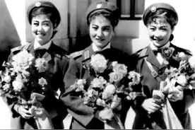 从军队无檐软帽的变更史，可以看出女军人军装审美观图片