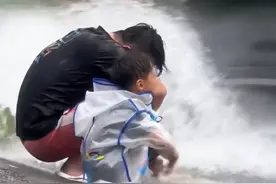 笑不活了，浙江父子俩蹲路边玩水示意过路司机滋水，评论笑死我了图片