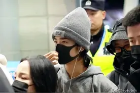 肖战出发新加坡，大平台也来蹲坑守，潮流穿搭，盛世美颜挡不住图片