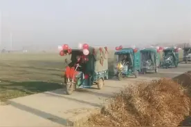 河南一对新人用10辆“三蹦子”当婚车，新娘：是我的主意，过日子应该实在一点图片