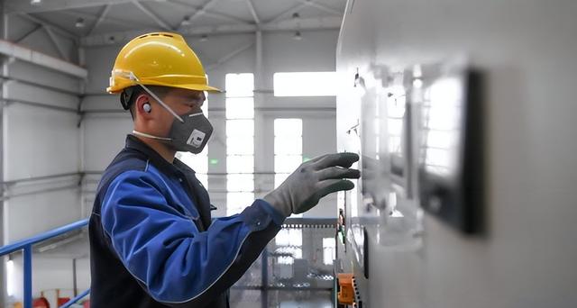 特朗普向全球发出通牒：180天内必须对中国动手，不帮忙就加税