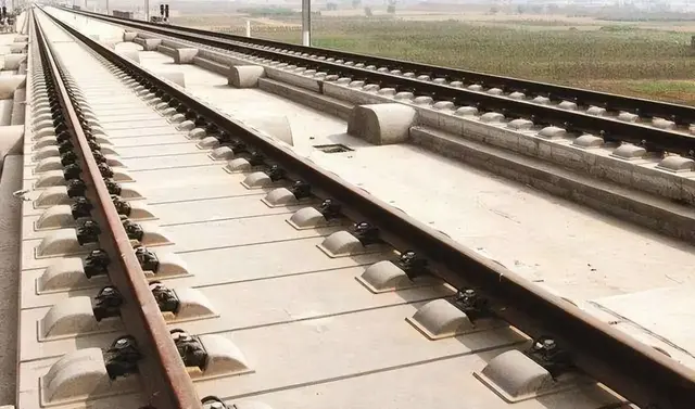 为啥火车轨道要铺设碎石子，而高铁轨道却不用铺呢？有啥科学解释