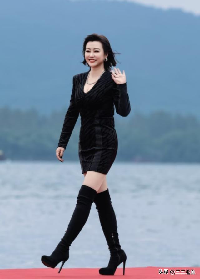 郝蕾瘦身成功！穿10厘米高跟鞋，整个人又瘦又有肉，这也太美了