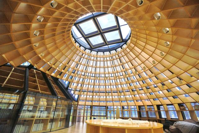 木兰围场有一处星空图书馆，获得国际建筑大奖，由吴彦祖亲手建造