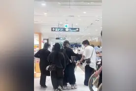 戚薇一家5口日本逛街，2岁儿子闹脾气，李承铉动怒，戚薇忙劝阻图片