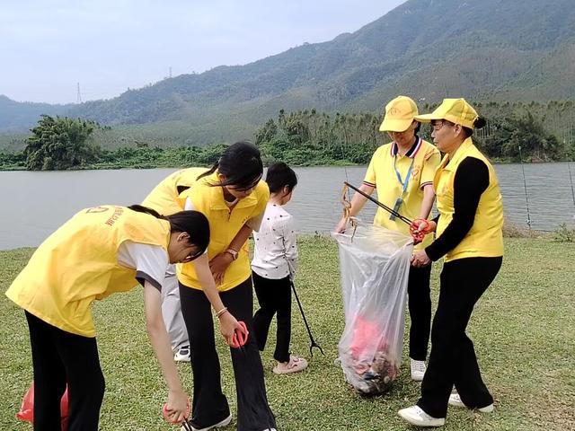 一群人前往阳春岗美一网红打卡点，做了这件事！