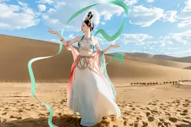 暑假的敦煌月牙泉，有一万个飞天神女正在拍写真！图片