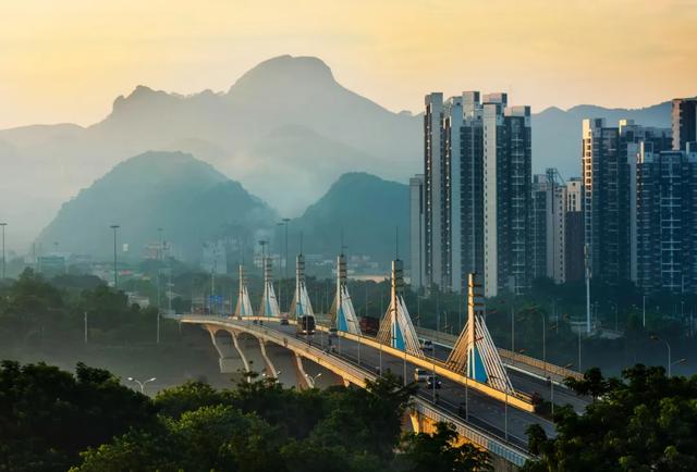山清水秀，享有“世界第一天然大盆景”的美誉；中国十佳宜居城市