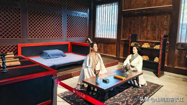 四川人口仅次成都的城市，藏着半部巴蜀史，夜晚街头尽显市井本色