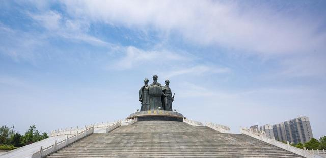 刚从郑州荥阳回来	，毫不客气的说，荥阳就是全国郊区城建天花板！