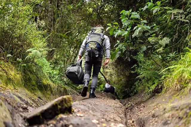 国庆“牛马”扎进山！不挤5A景区，年轻人徒步团爆满！